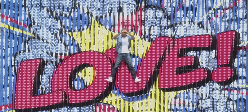 Patrick Rubinstein in front of Love monumental