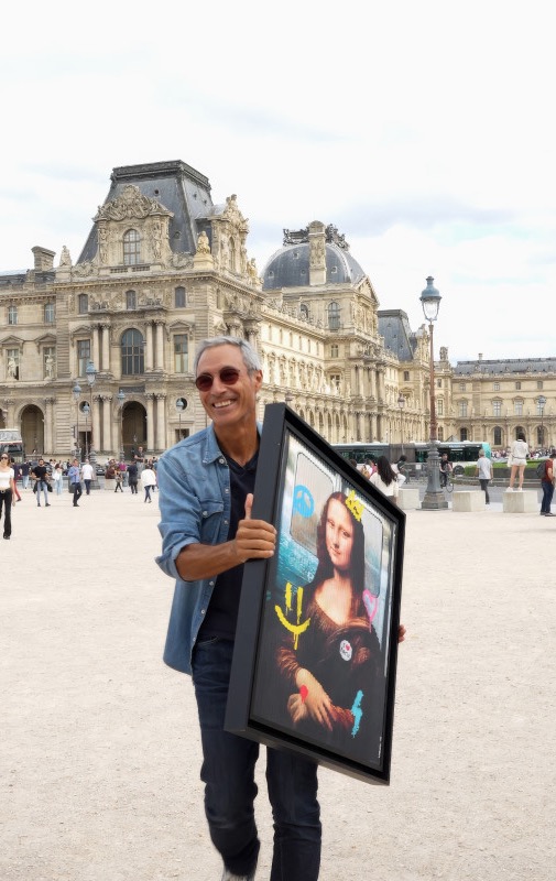 Patrick Rubinstein in front of the Louvre with a reinterpreted Mona Lisa